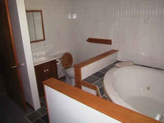 smalllowerbath.jpg